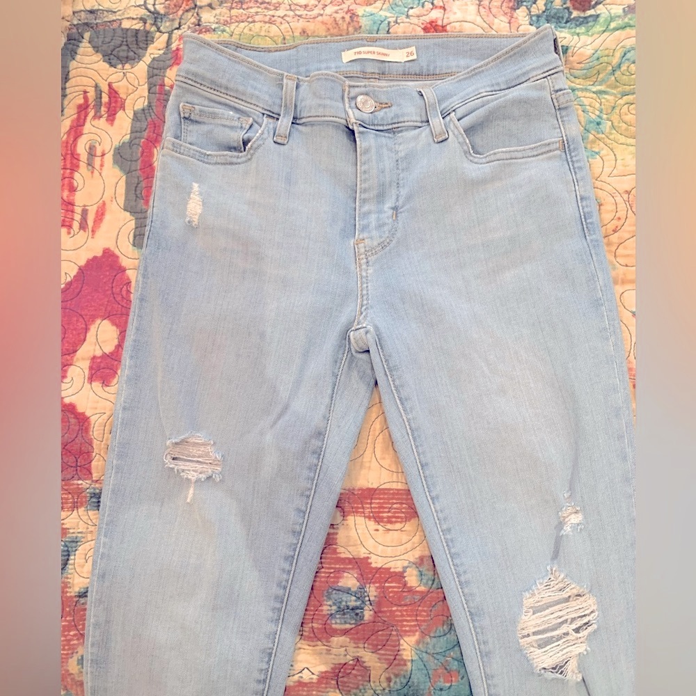 🩷LEVI’S🩷710 SUPER SKINNY LIGHT WASH DENIM. FACTORY DISTRESSED. - Picture 2 of 7